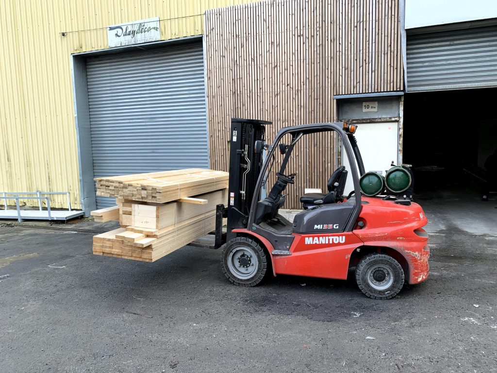 chargement camion avec le kit dépendance en bois pour le client