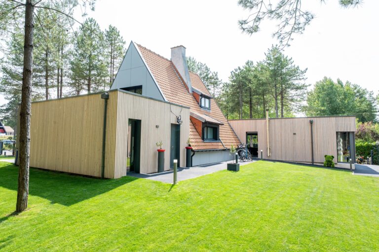 Extension de maison : tous les types pour agrandir sans déménager 17 Agrandissement de maison à Hardelot : salon et salle à manger en extension de bardage bois