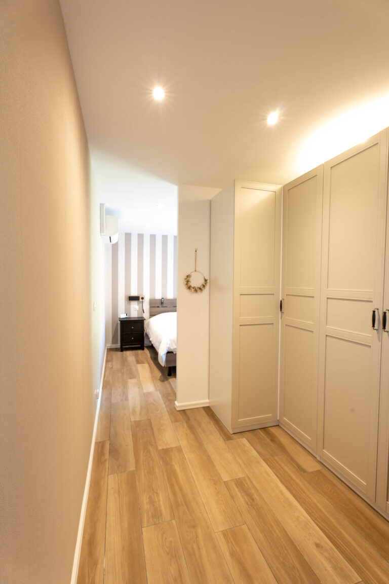 Passage avec placards entre la chambre et la salle d'eau, suite parentale de Linselles