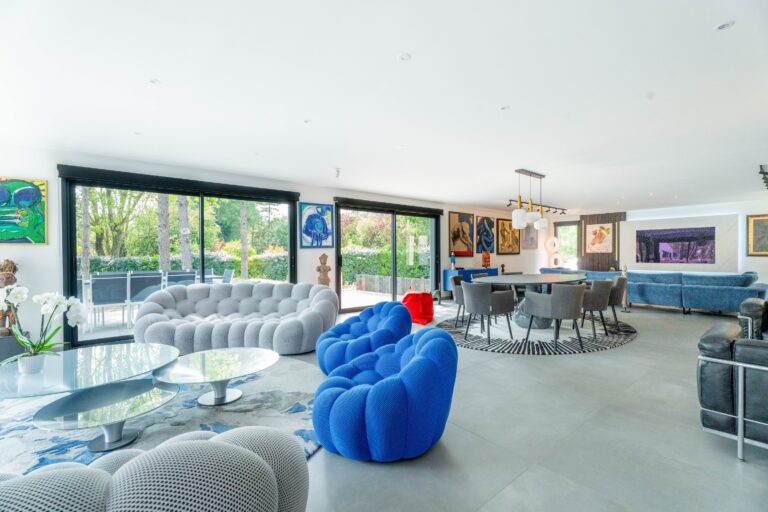 Extension de maison : tous les types pour agrandir sans déménager 11 Grand séjour lumineux dans l'extension bois de Hardelot, baies vitrées sur le jardin