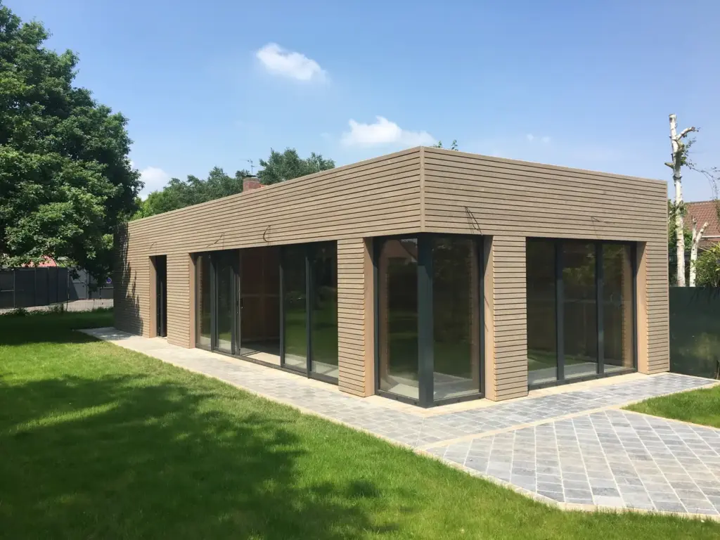 Bureau de jardin en ossature bois avec bardage horizontal et terrasse pavée