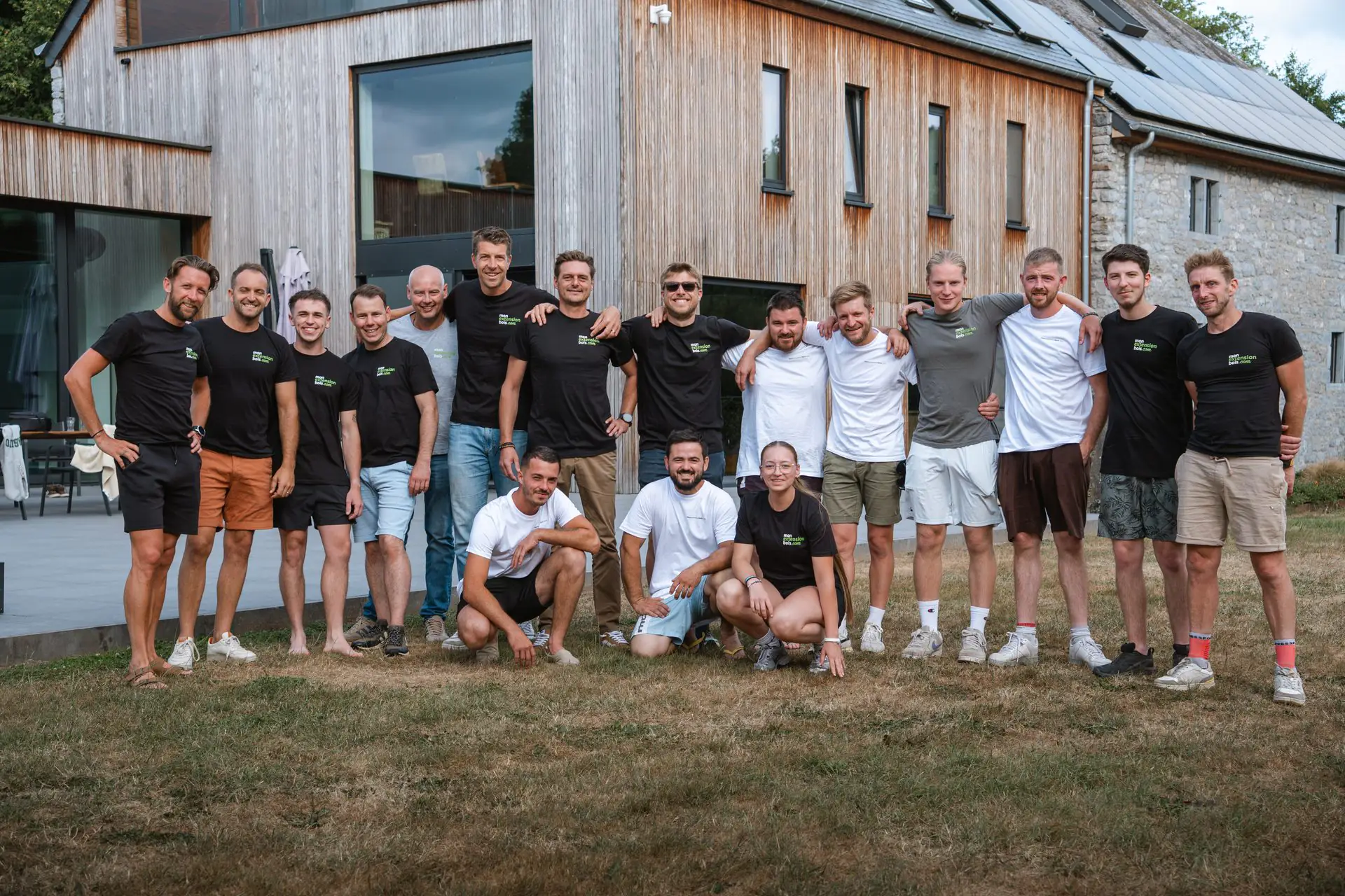 L’équipe Mon Extension Bois au complet devant l’atelier d’Attiches