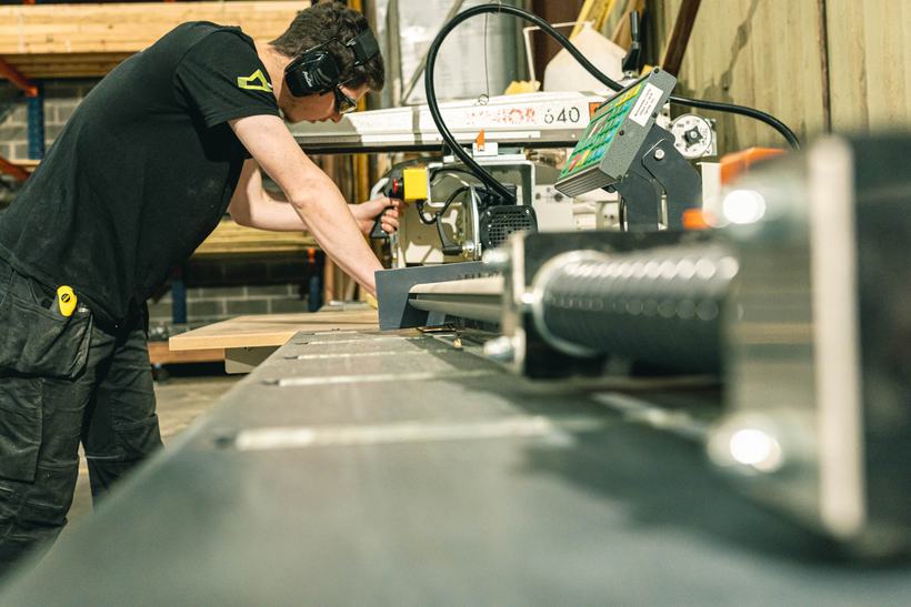 Extension bois en kit en Suisse 14 Usinage d'une ossature bois dans l'atelier d'Attiches