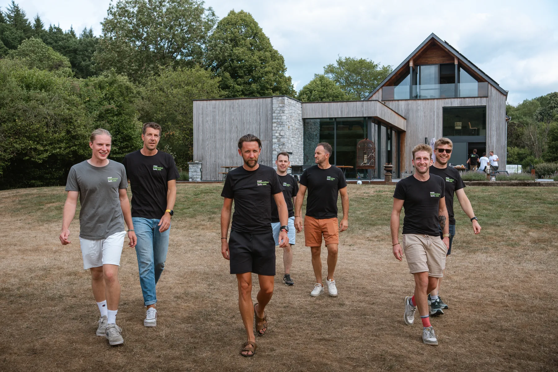 L’équipe dirigeante de Mon Extension Bois devant une extension à ossature bois