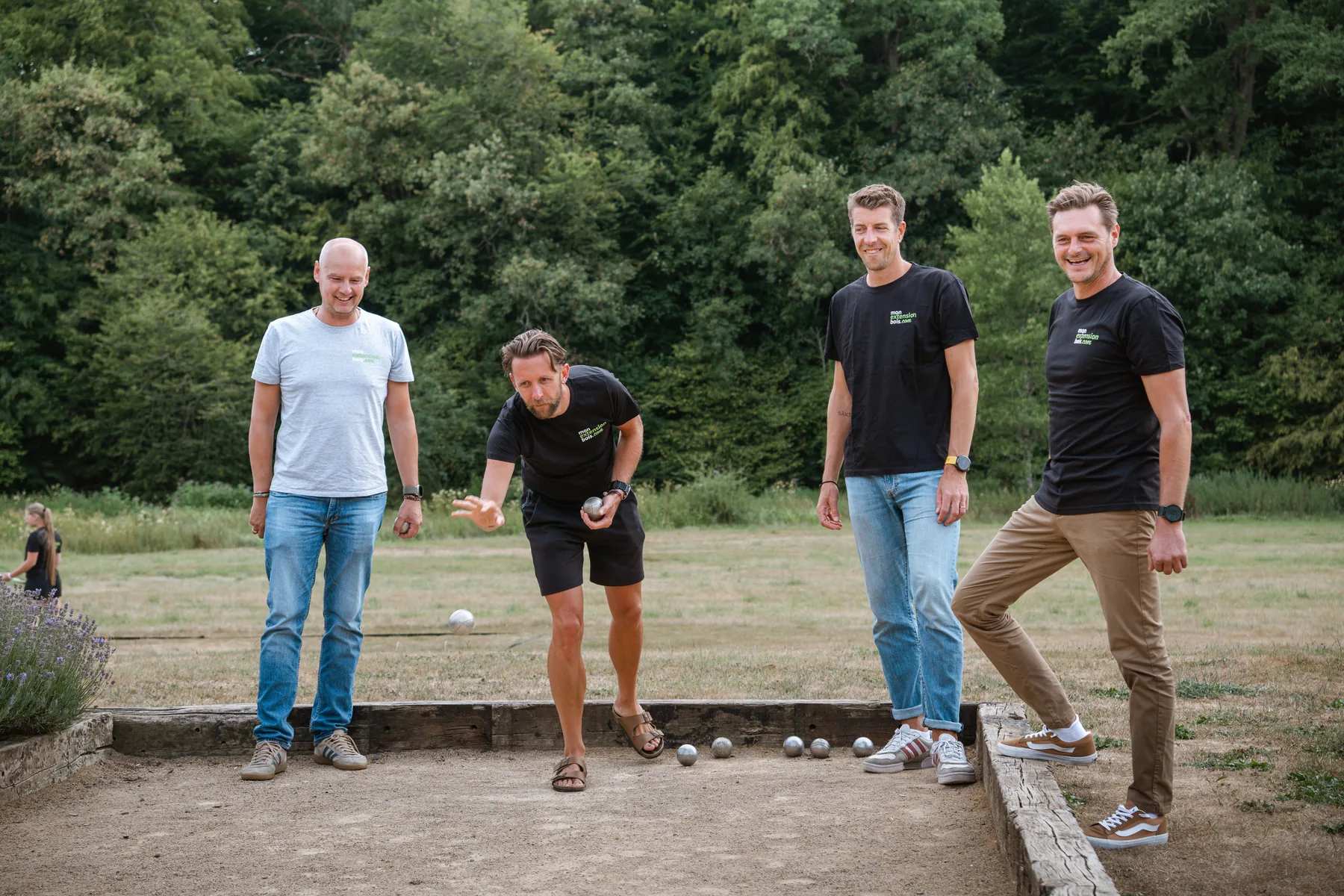 L’équipe dirigeante de Mon Extension Bois à la pétanque