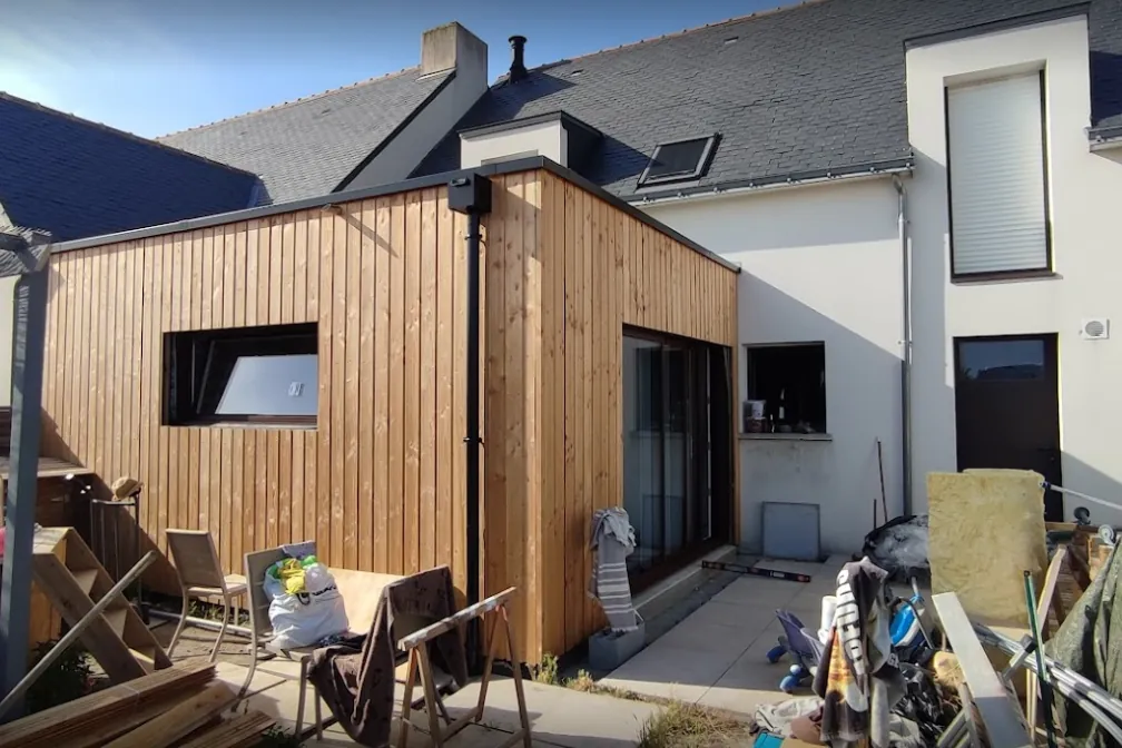 Extension en ossature bois à toit plat accolée à l'arrière d'une maison en Loire-Atlantique, réalisée par Mon Extension Bois