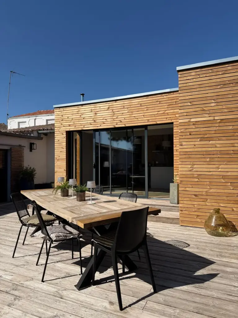 Mon Extension Bois La Rochelle 8 Baie vitrée d’une extension bois ouvrant sur la terrasse, Bourcefranc-le-Chapus
