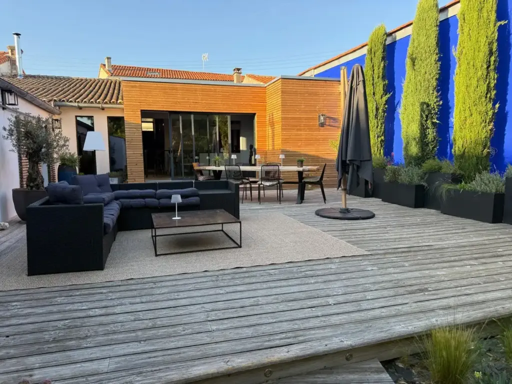 Mon Extension Bois La Rochelle 6 Extension bois avec terrasse et salon extérieur à Bourcefranc-le-Chapus
