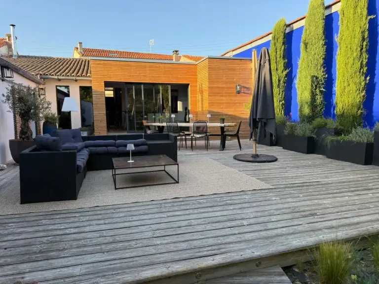 Extension bois Grand Ouest 9 Extension bois avec terrasse et salon extérieur à Bourcefranc-le-Chapus