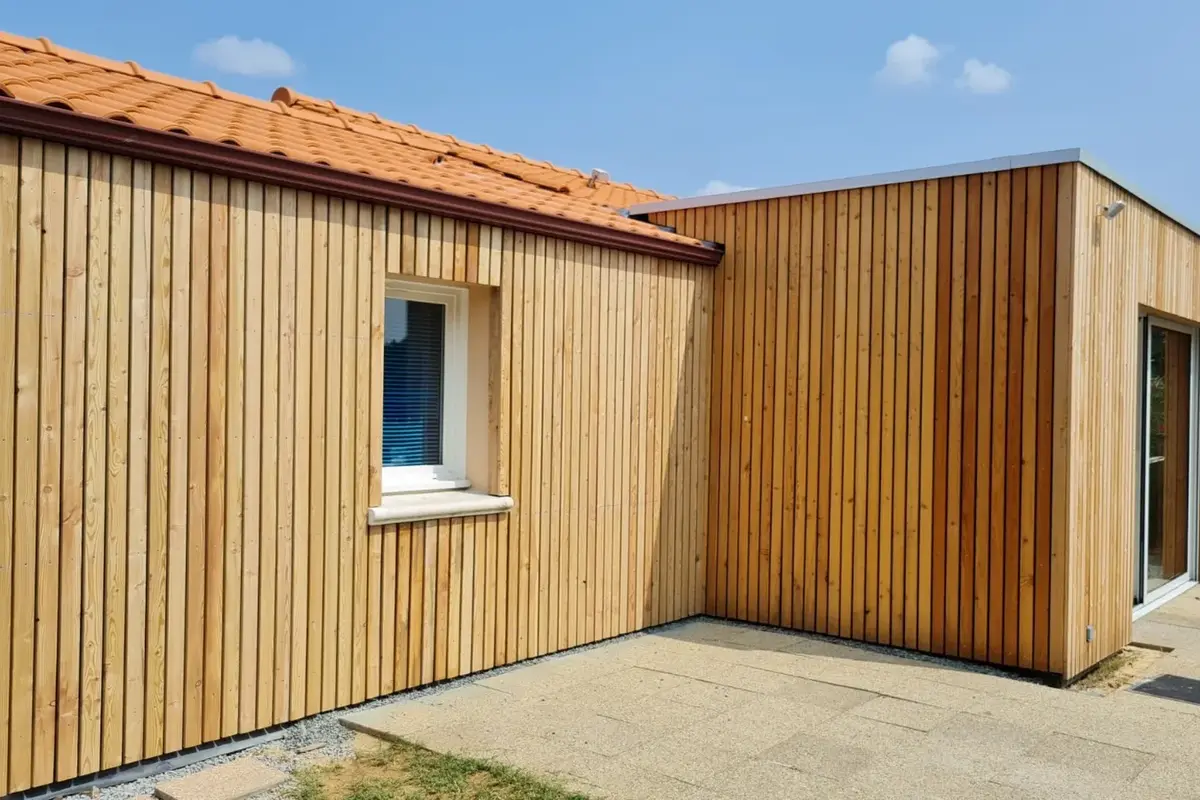 Extension bois en Lorraine 6 Extension en mélèze à toit plat accolée à un pavillon enduit, réalisée par Mon Extension Bois