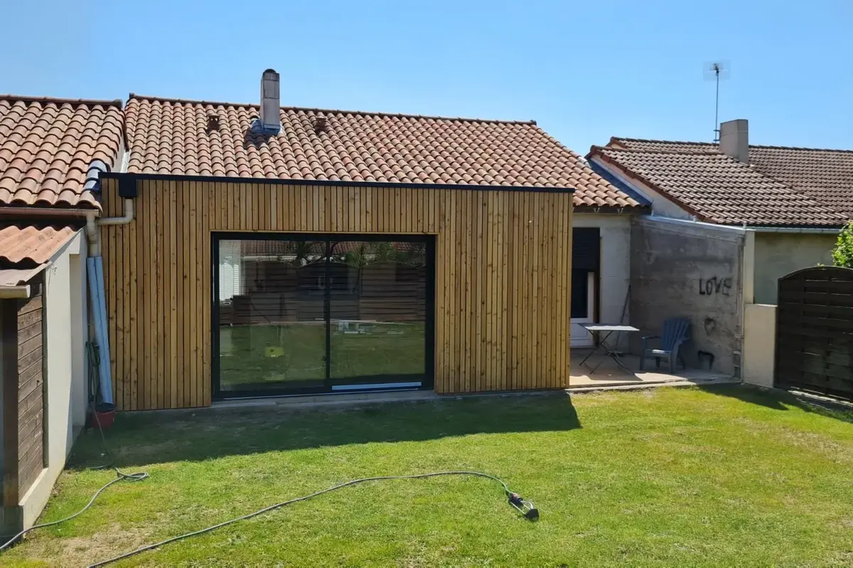 Extension bois en Lorraine 7 Extension en ossature bois avec baie vitrée à l'arrière d'un pavillon en tuiles, réalisée par Mon Extension Bois