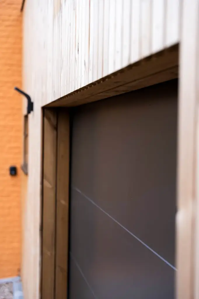 Détail de l'encadrement bois autour de la porte de garage