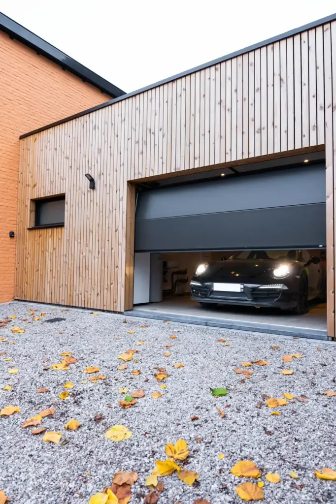 Porte sectionnelle d'un garage bois en cours d'ouverture