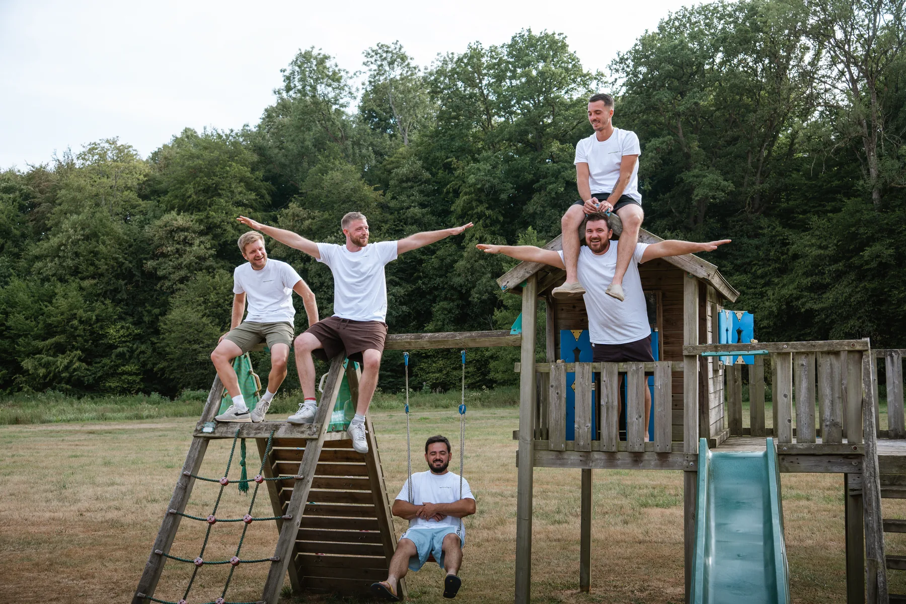 Les poseurs de Mon Extension Bois sur une cabane en bois