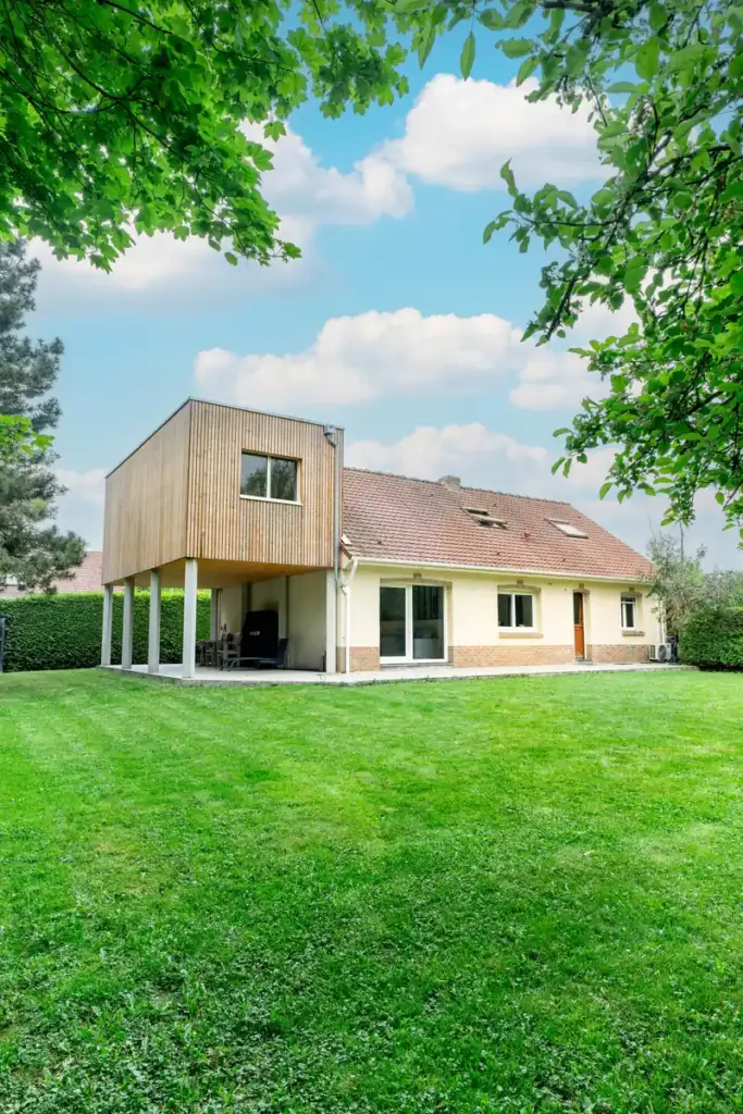 Extension de maison : tous les types pour agrandir sans déménager 20 Suite parentale sur pilotis en ossature bois, vue depuis le jardin de la maison