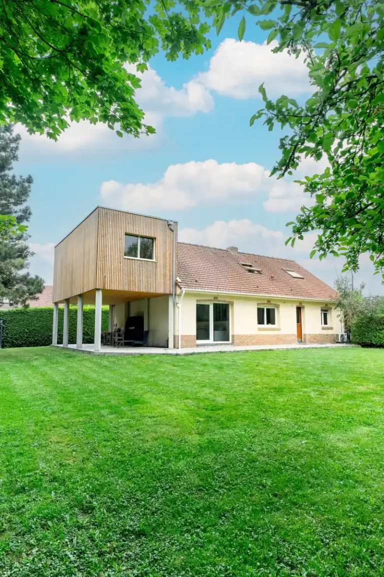 Surélévation en ossature bois sur poteaux, vue depuis le jardin