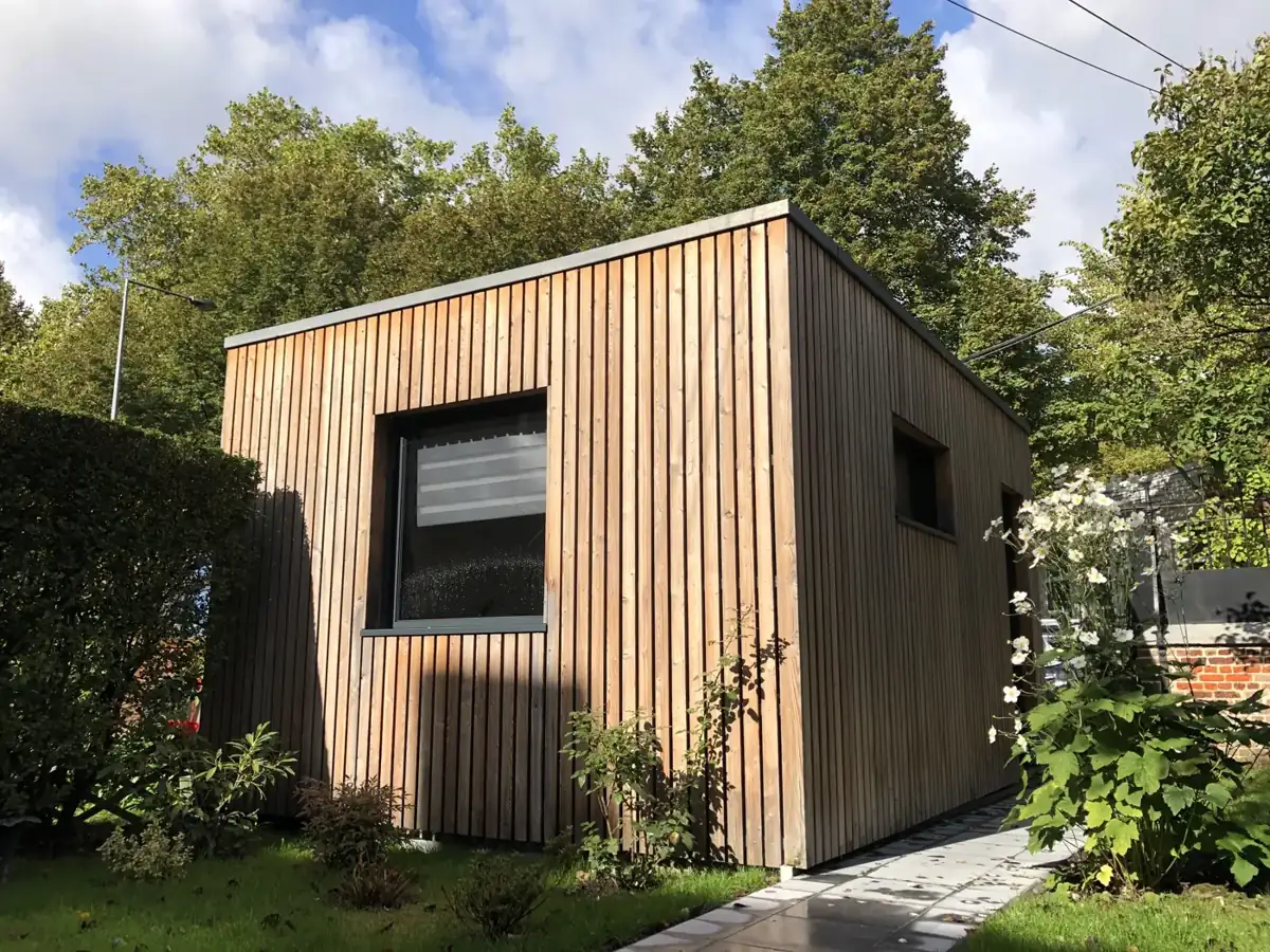 Extension de maison : tous les types pour agrandir sans déménager 15 Bureau de jardin en ossature bois, bardage mélèze vertical, posé à côté de la maison