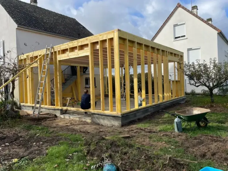 Extension bois Grand Ouest 21 Ossature bois d'une extension de 50 m² en cours de montage à Champagne, en Charente-Maritime
