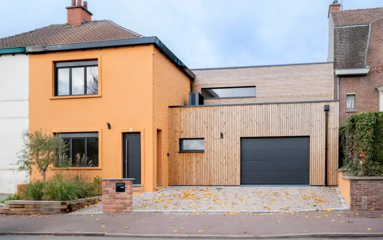 Extension de maison : tous les types pour agrandir sans déménager 2 Extension bois à étage construite au-dessus d'un garage, bardage vertical