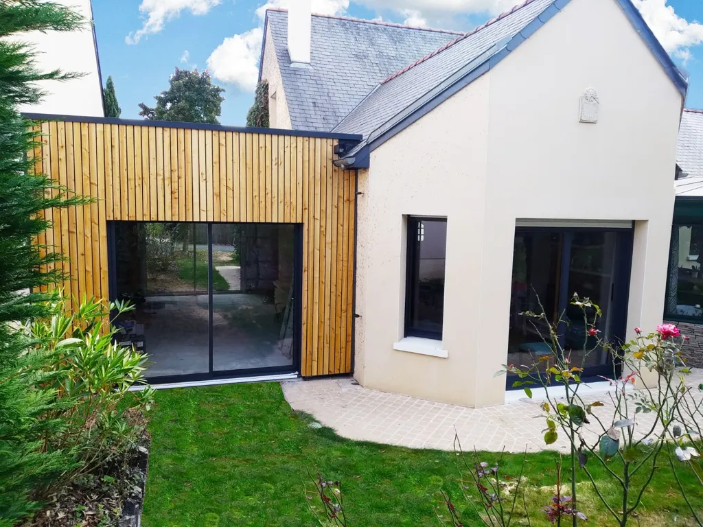 Mon Extension Bois Angers 7 Extension salon de 20 m² en kit à Angers, bardage bois en claire-voie et baie coulissante, réalisée par Mon Extension Bois
