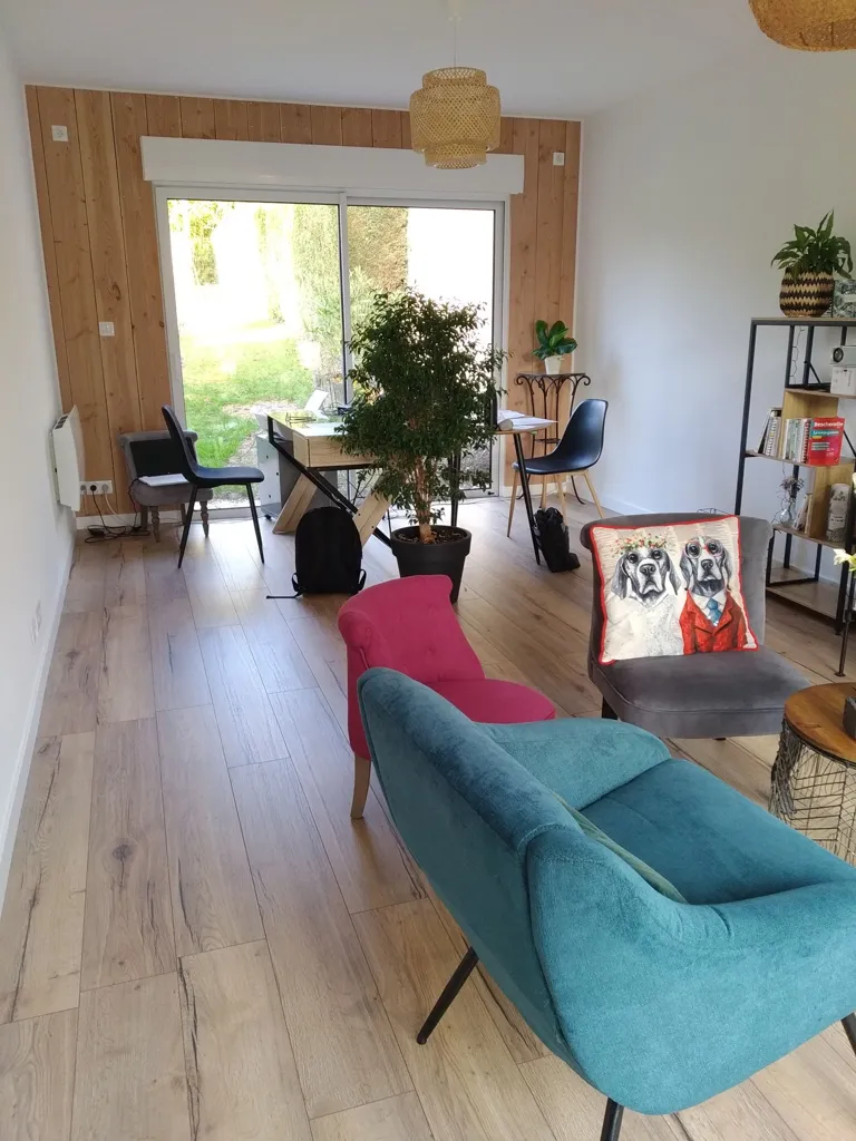 Mon Extension Bois Angers 10 Salon de 20 m² en ossature bois à Angers, mur en lambris et baie sur le jardin