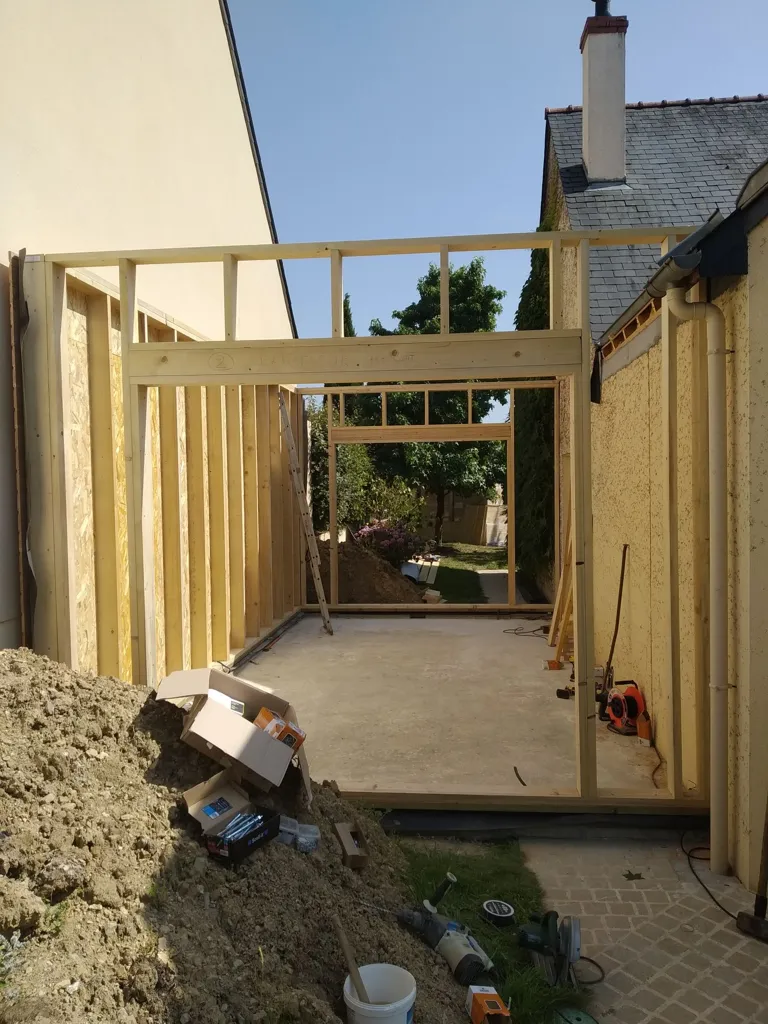 Mon Extension Bois Angers 9 Montage de l'ossature bois d'une extension en kit à Angers
