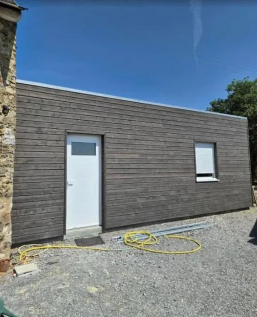 Mon Extension Bois Angers 19 Façade de l'extension en bois avec porte et volet roulant