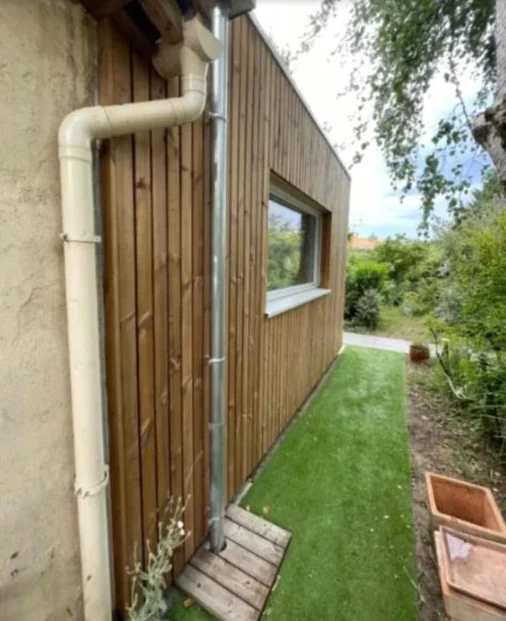 Mon Extension Bois Bordeaux 13 Détail du bardage vertical en bois d’une extension, côté jardin avec gazon