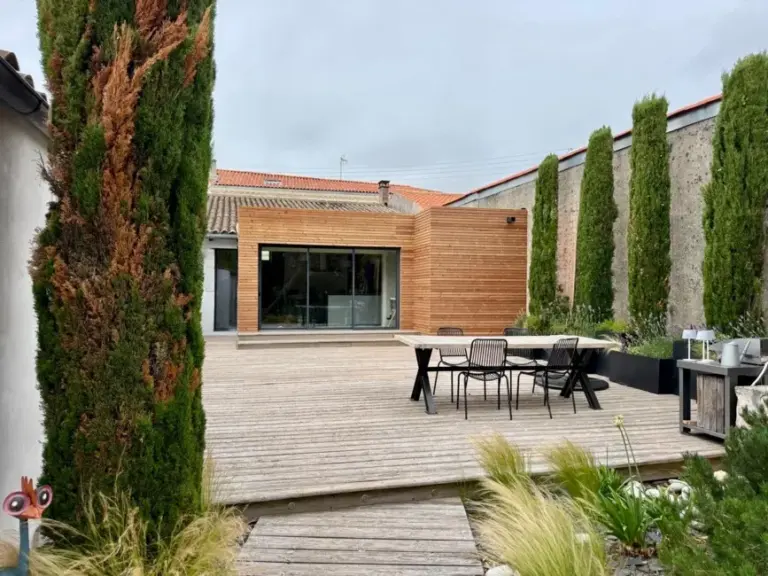 Extension bois Grand Ouest 20 Extension de cuisine en bois et sa terrasse à Bourcefranc-le-Chapus