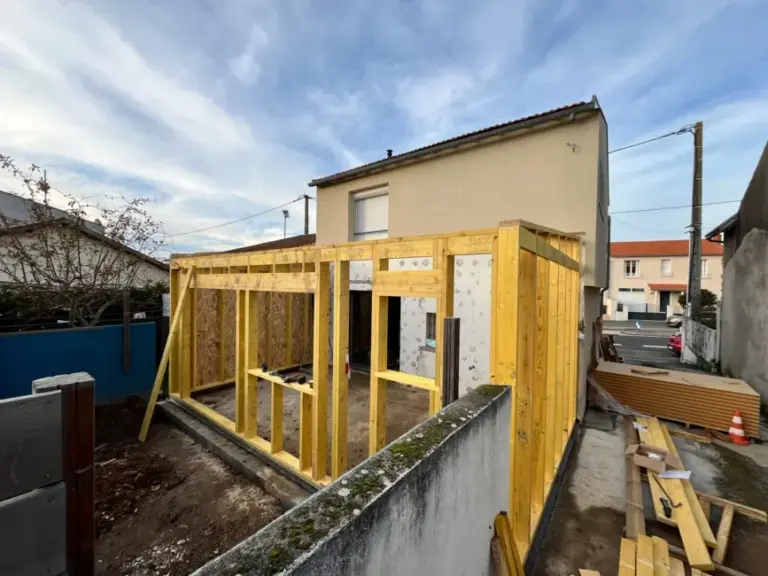 Extension bois Grand Ouest 18 Ossature bois de l'extension de 27 m² en cours de montage à La Rochelle