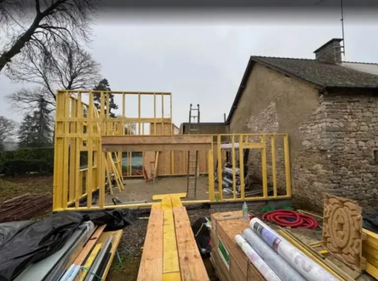 Extension bois Grand Ouest 15 Ossature bois d'une extension adossée à une maison en pierre