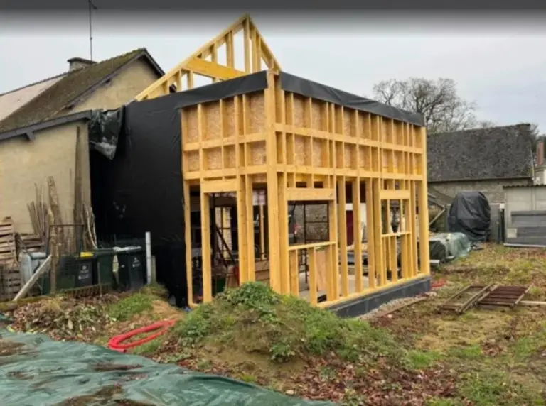 Extension bois Grand Ouest 16 Ossature bois de l'extension, vue du jardin avec pare-pluie noir