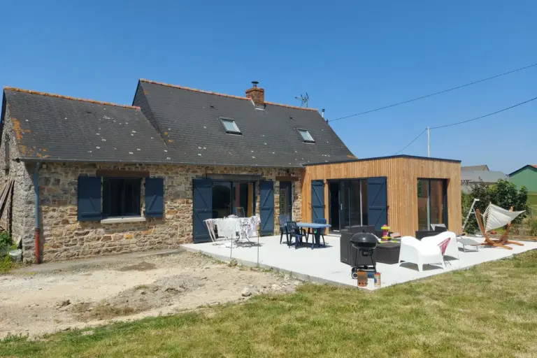 Extension bois Grand Ouest 6 Double extension en kit à toit plat accolée à une longère en pierre sous ardoise, près de Rennes