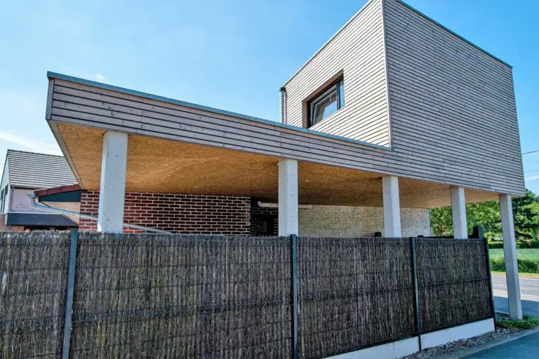 Extension de maison : tous les types pour agrandir sans déménager 3 Extension bois à l'étage sur poteaux, au-dessus d'un carport