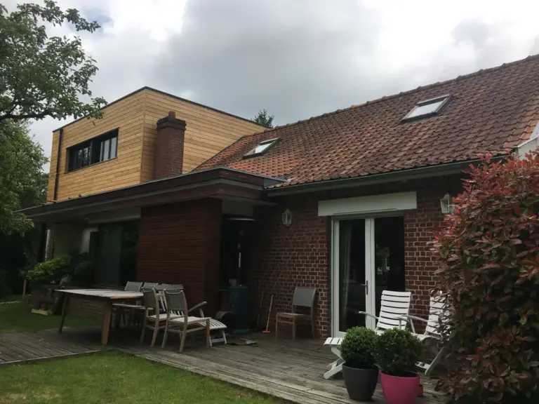 Extension de maison : tous les types pour agrandir sans déménager 5 Surélévation en ossature bois, bardage mélèze, posée sur une maison en briques