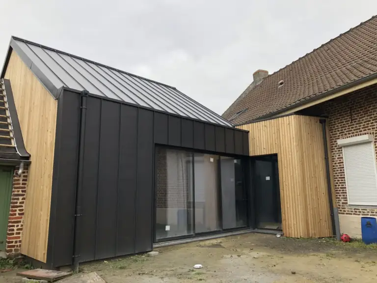 Extension de maison : tous les types pour agrandir sans déménager 9 Extension bois avec toit à deux pans en zinc noir et pignon en bardage clair