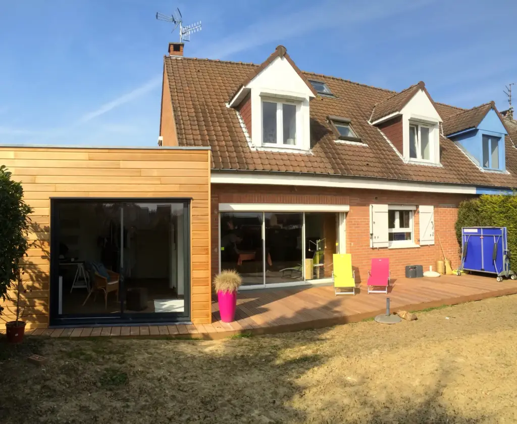 Extension en ossature bois à bardage cèdre et baie coulissante, avec terrasse en bois