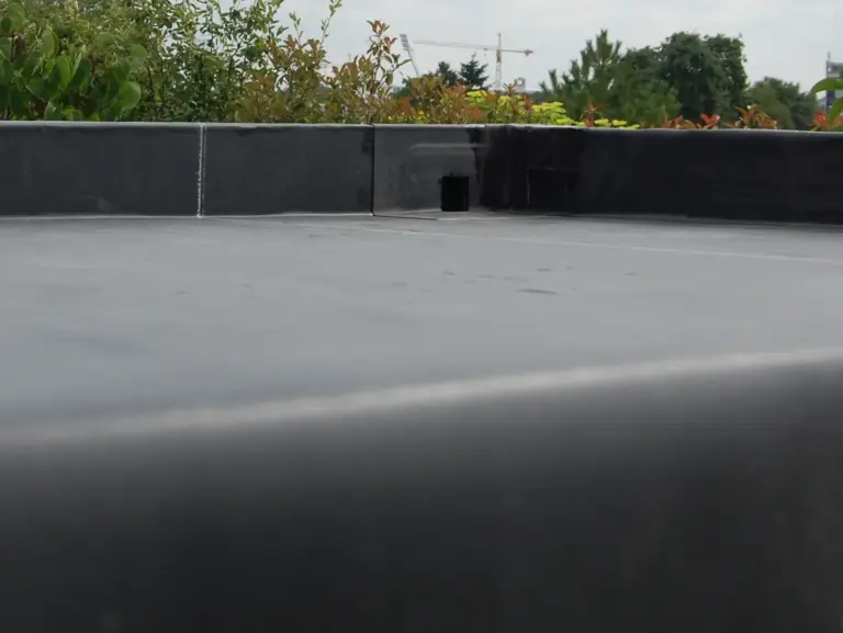 Extension maison toit plat : agrandissez en bois, en kit ou avec pose 8 Toit plat d'une extension bois couvert d'une membrane EPDM d'un seul tenant