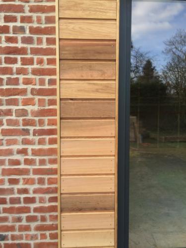 Jonction avec la brique d'un extension bardage red cedar pose horizontale avec mon extension bois